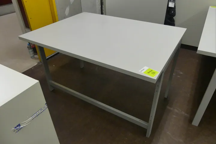 Arbeitstisch Maße in cm ca.: 120 x 90